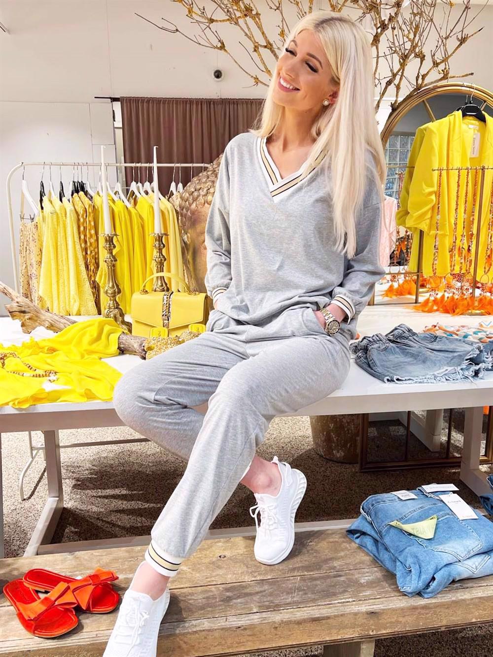 Celestine - Joggingdräkt med guldrandiga kanter